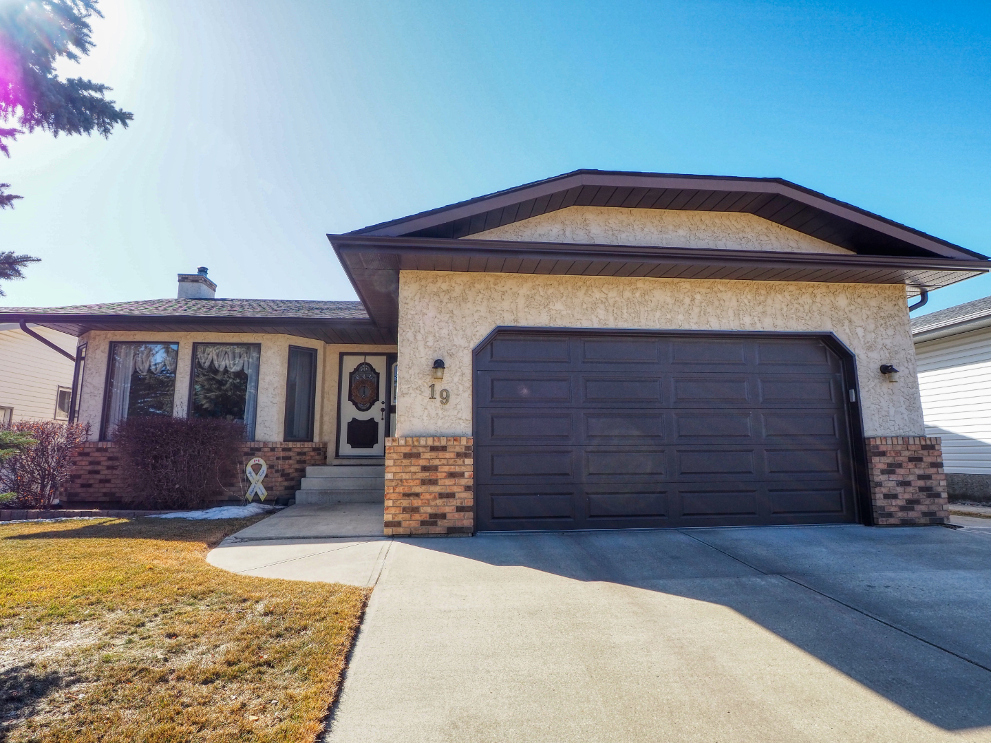 A wonderfully kept bungalow for sale in Eastview Estates! BLAKE KING