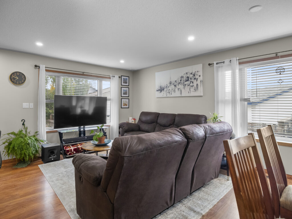 67 Plumtree living room